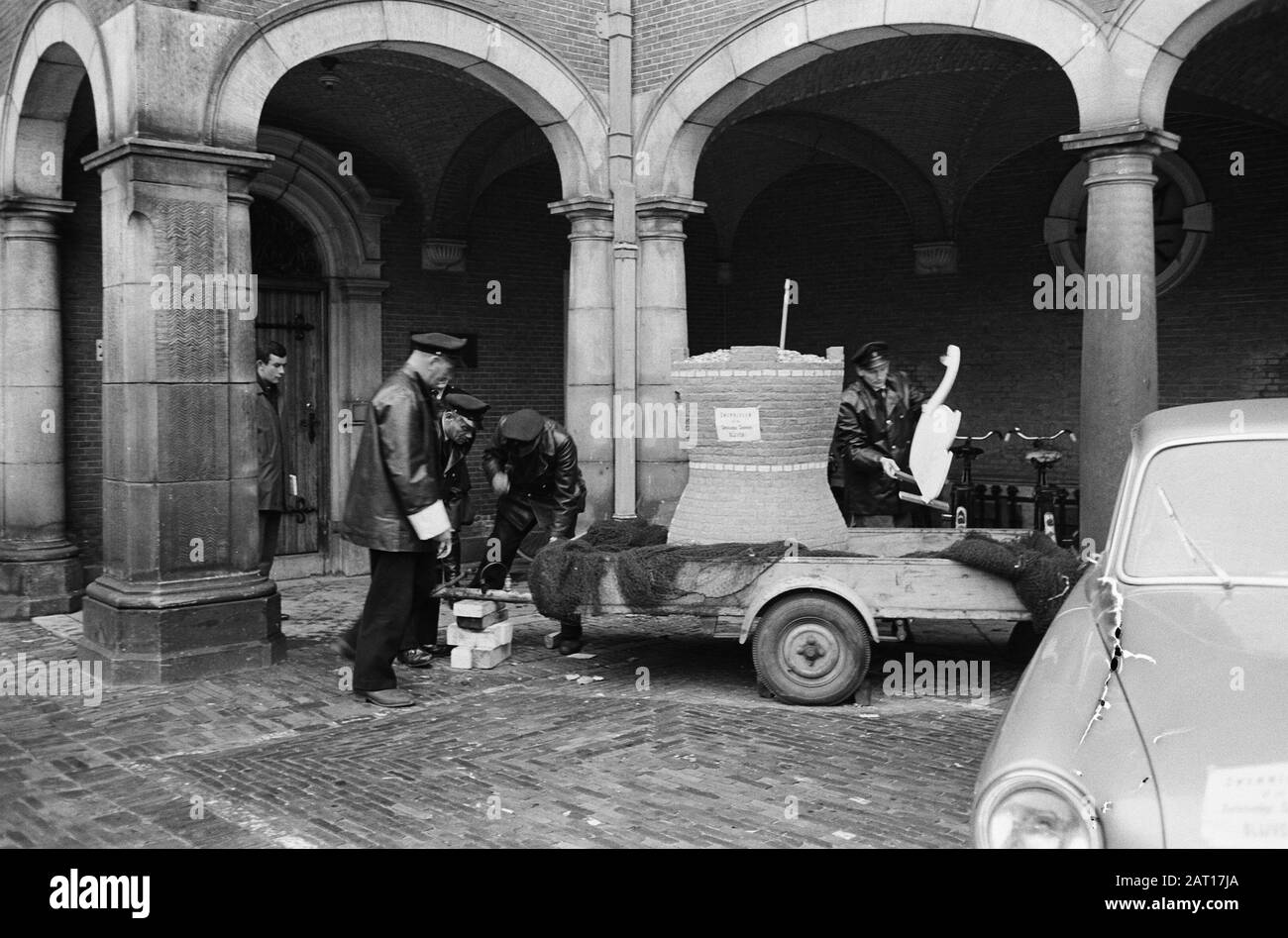 Prima Sezione problema Zwammerdam trattato. Il reparto antincendio quando si rimuovono i segni e il simbolo del comune Data: 8 ottobre 1963 Parole Chiave: Segni, FUOCO, simboli Foto Stock