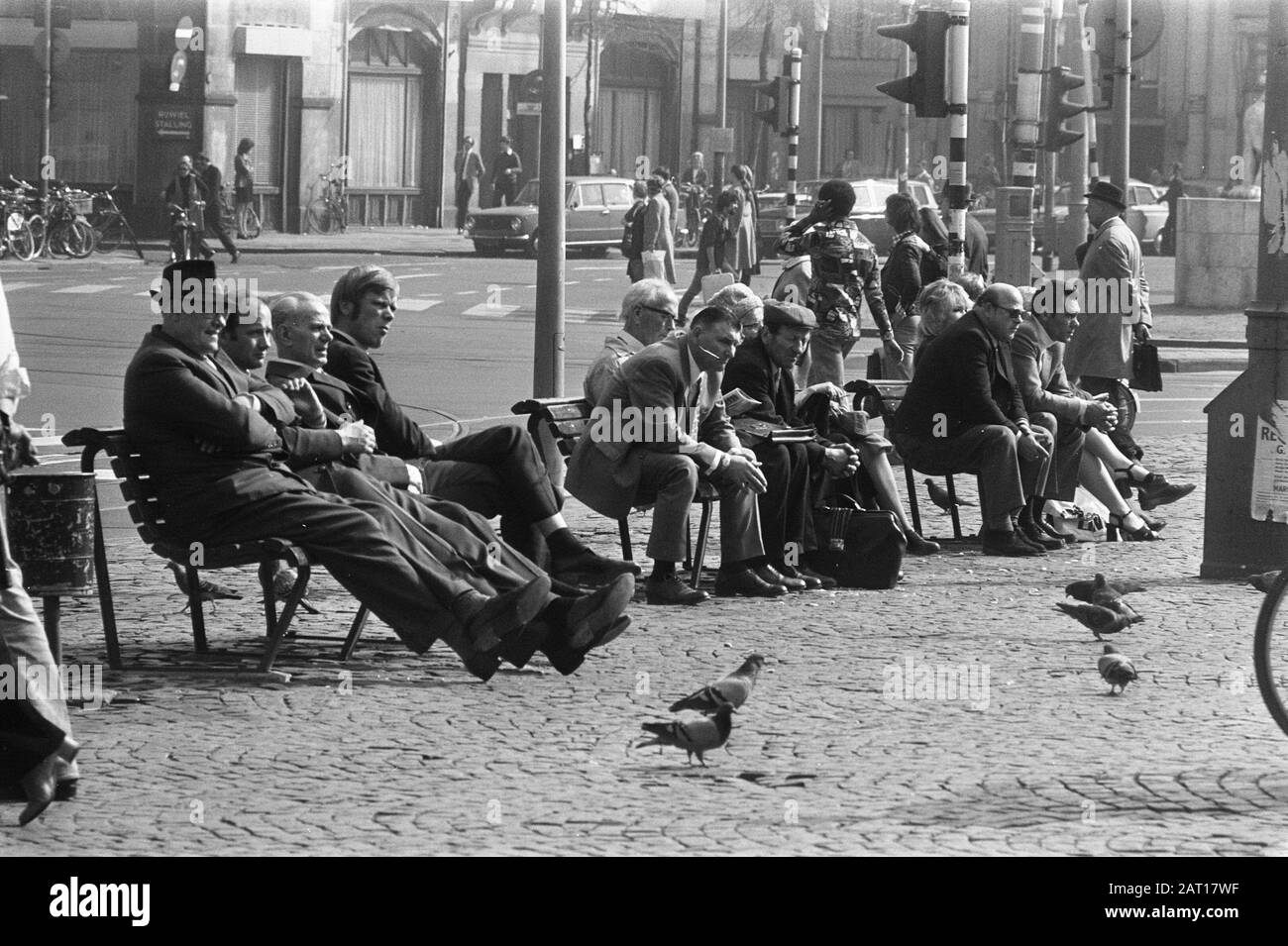 Primo giorno di primavera; persone su panchine Data: 21 marzo 1972 Foto Stock