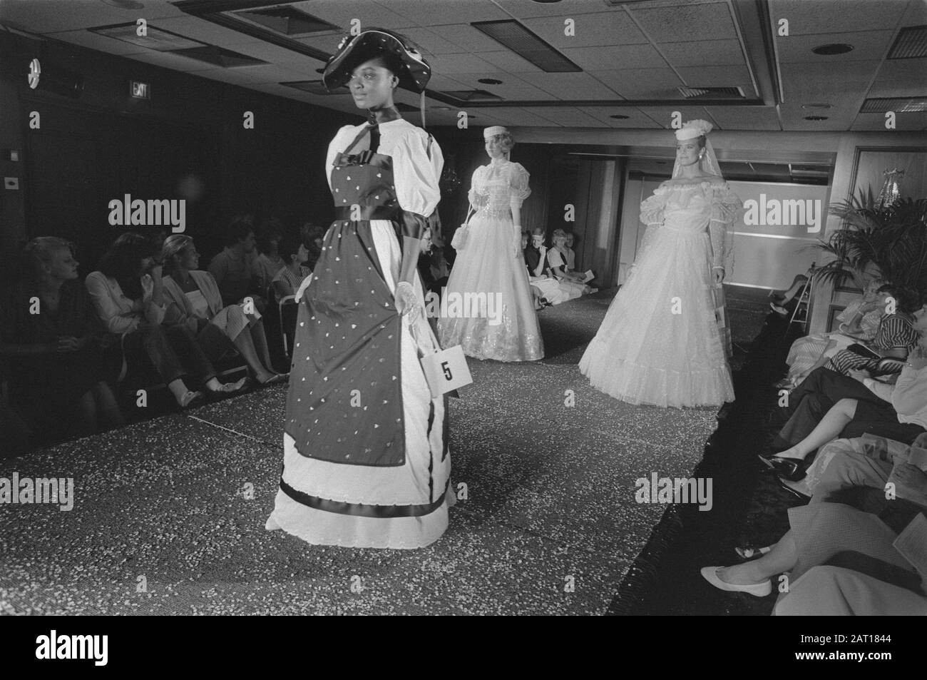 First National Wedding Fair at Marriot Hotel in Amsterdam bridal Clothing during fashion show Data: 11 agosto 1984 luogo: Amsterdam, Noord-Holland Parole Chiave: Fiere Foto Stock