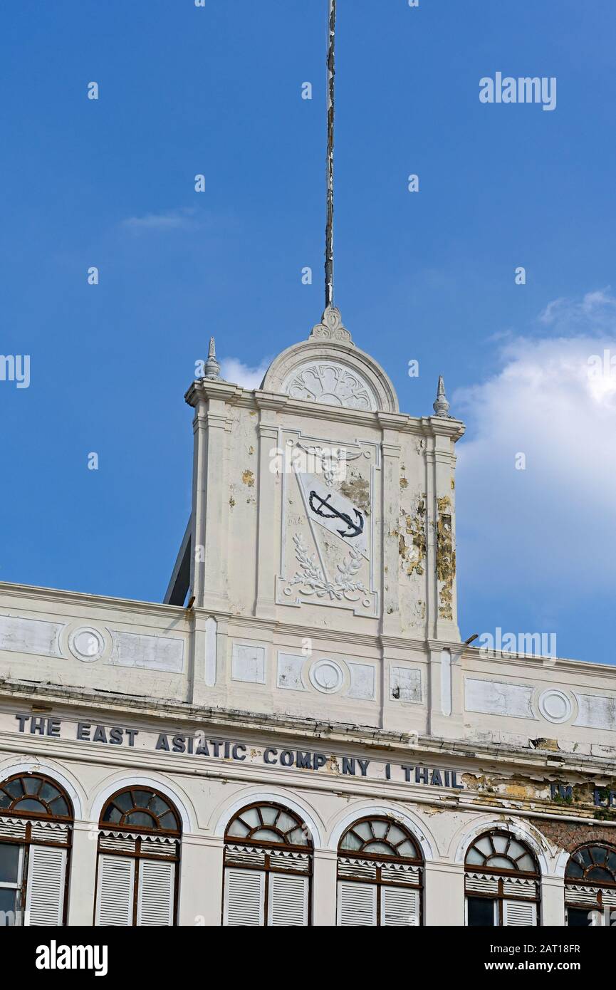 bangkok, thailandia - 2020.01.09: storico edificio di uffici asiatici orientali sulle rive di mae nam chao phraya sulla soi charoen krung 40 Foto Stock