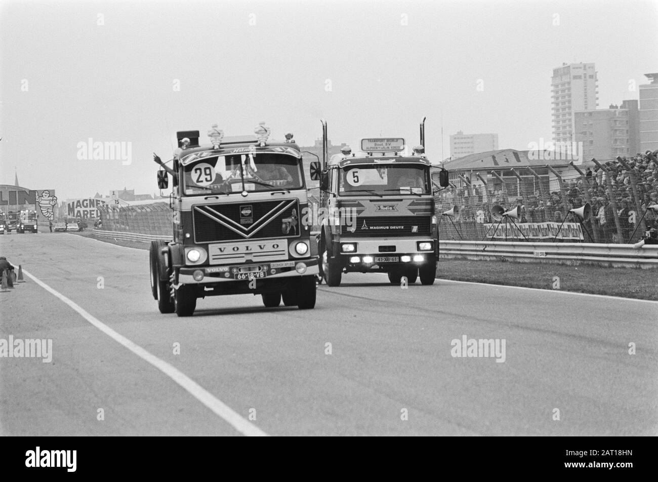 Prime gare con camion sul circuito di Zandvoort al campionato olandese; immagine del traguardo Data: 12 luglio 1981 Località: Noord-Holland, Zandvoort Parole Chiave: Gare, immagini, circuiti, finales, camion Foto Stock