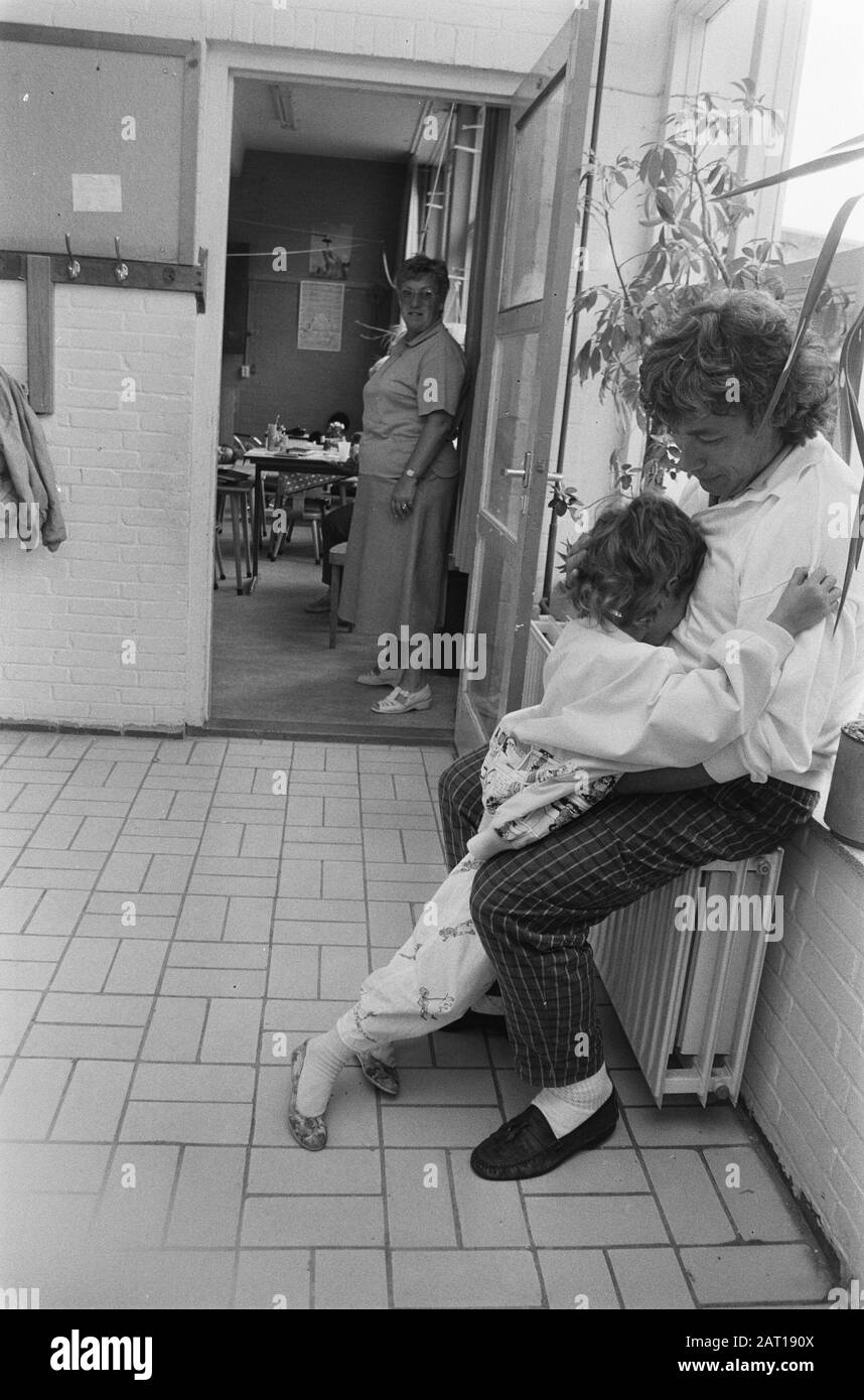 Prima giornata scolastica ad Amsterdam; la ragazza tiene il padre mentre l'insegnante è alla classe d'ingresso Data: 11 agosto 1986 Località: Amsterdam, Noord-Holland Parole Chiave: EDUCAZIONE PASIAL Foto Stock