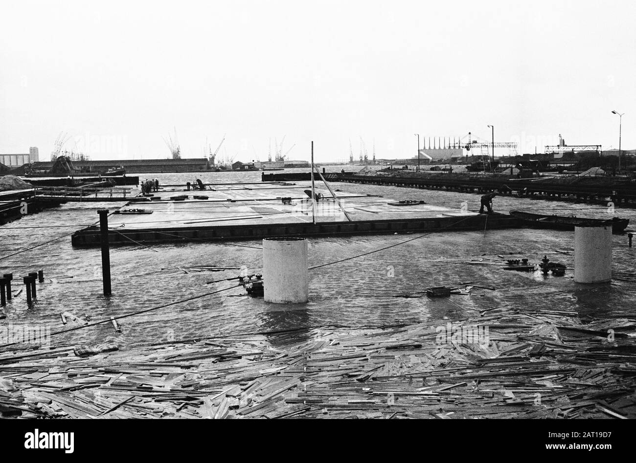 Primo tunnel del tunnel IJ dal molo. Panoramica del bacino già allagato con muro di palificazione aperto Data: 19 Novembre 1963 Parole Chiave: Panoramiche, gallerie Nome istituto: IJ-tunnel Foto Stock