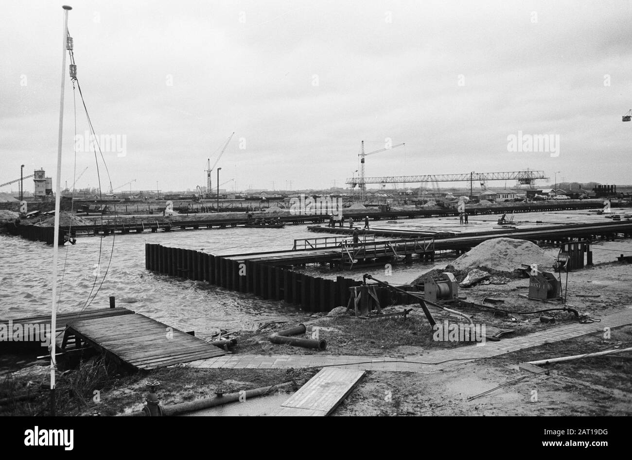 Primo tunnel del tunnel IJ dal molo. Panoramica del bacino già allagato con muro di palificazione aperto Data: 19 Novembre 1963 Parole Chiave: Panoramiche, gallerie Nome istituto: IJ-tunnel Foto Stock