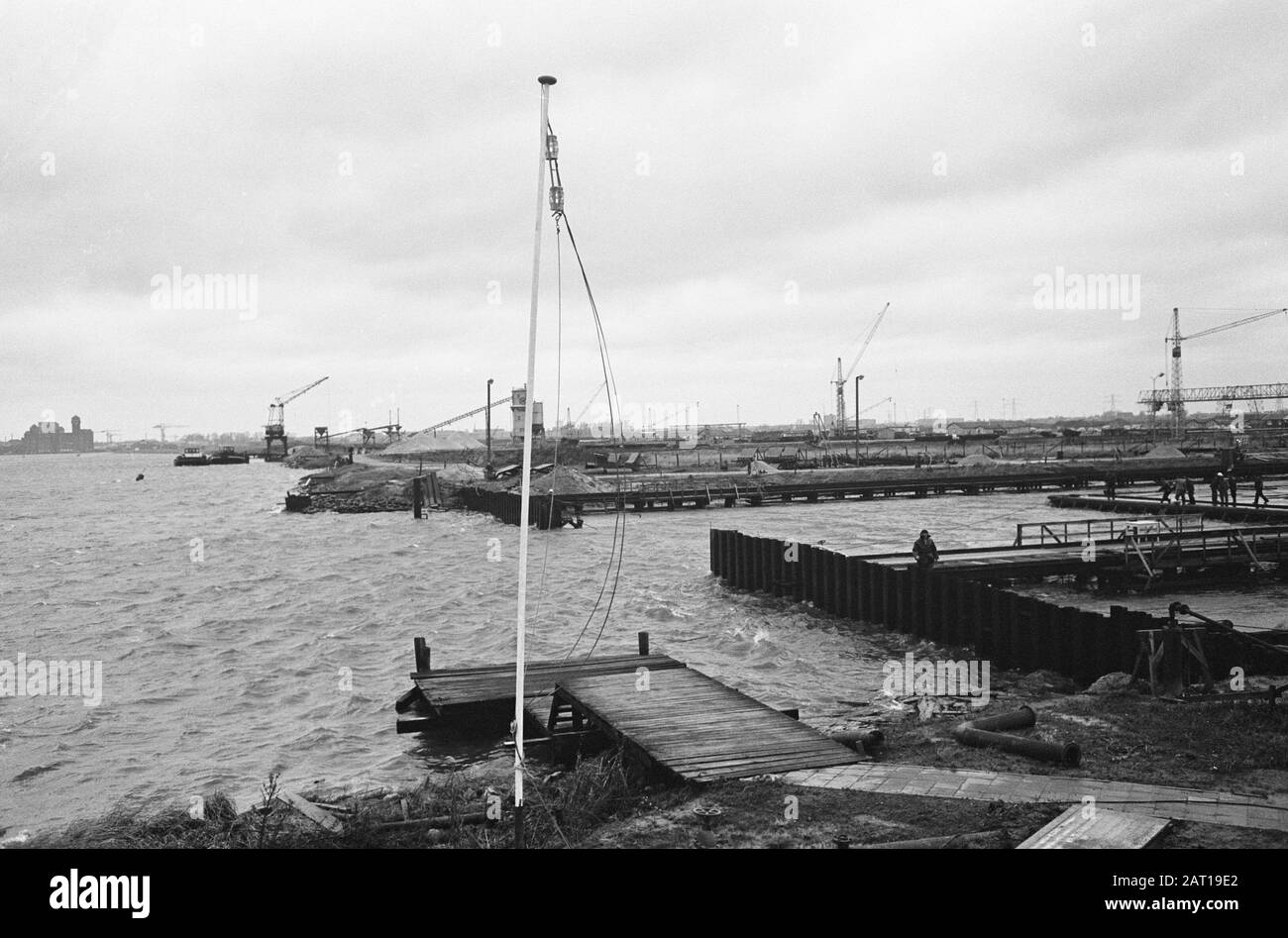 Primo tunnel del tunnel IJ dal molo. Panoramica del bacino già allagato con muro di palificazione aperto Data: 19 Novembre 1963 Parole Chiave: Panoramiche, gallerie Nome istituto: IJ-tunnel Foto Stock