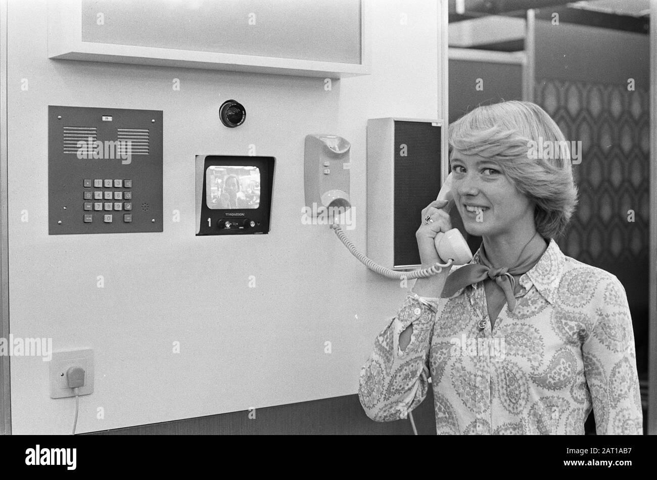 Efficiencybeurs in Amsterdam RAI; lady dimostra Videophone (telefono con schermo) Data: 7 ottobre 1974 Parole Chiave: Fiere, telefoni Nome istituto: Rai Foto Stock
