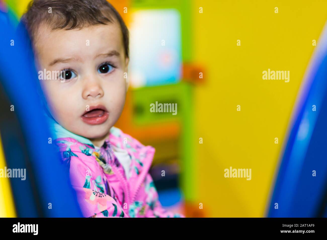 Una bambina carina in un parco giochi al coperto in un centro commerciale a Dubai, Emirati Arabi Uniti. Foto Stock