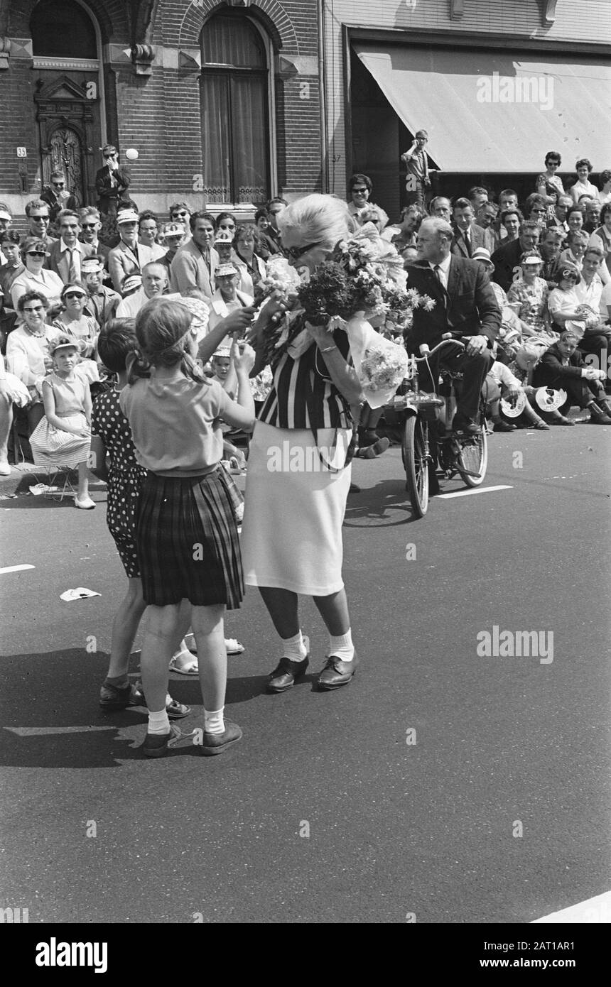 Ende Vierdaagse Nijmegen. Madre è ricevuto dai suoi figli con fiori Data: 26 luglio 1963 Località: Nijmegen Parole Chiave: Fiori, bambini, FOREDays, madri Foto Stock