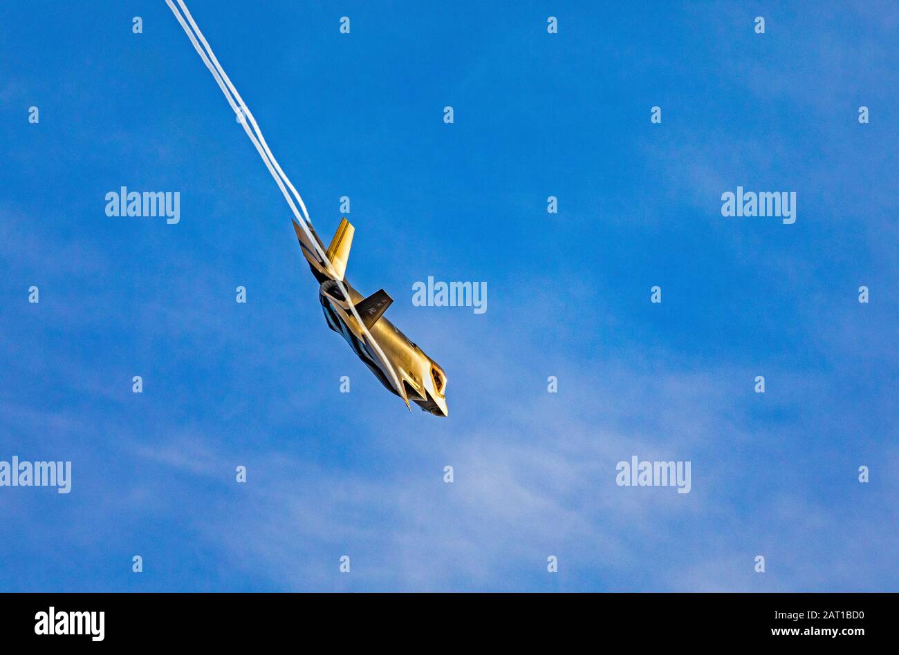 Il sole che tramonta illumina un caccia jet Lockheed Martin F-35A Lightning II mentre si illumina nel cielo durante un po' di allenamento su Layton, Utah, USA. Foto Stock