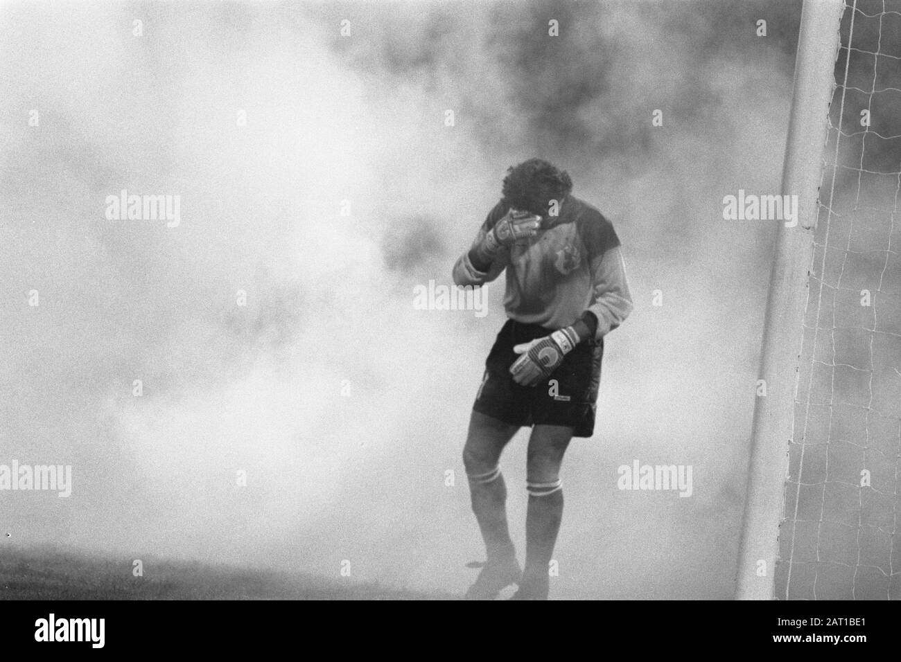 Qualifica CE interland Paesi Bassi contro Cipro 8-0; ora di incontro fermata dopo bomba, portiere cipriota Andreas Charitou afferra in testa dopo aver esplodere la bomba Data: 28 ottobre 1987 Parole Chiave: Portiere, bombe fumogene, sport, calcio Nome personale: Charitou Andreas Foto Stock