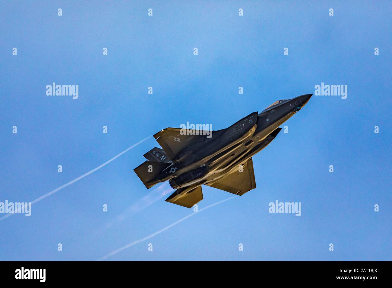 Un caccia al jet Lockheed Martin F-35A Lightning II si trova nel tardo pomeriggio con un postbruciatore sulla base dell'aeronautica di Over Hill, nei pressi di Layton, Utah. Foto Stock