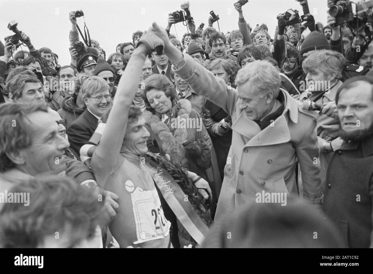 Elfstedentocht 1985, Finish Leeuwarden; Elfstedenvoorz. Sipkema alza il braccio del vincitore Van BenThem, dietro la regina Beatrix e CDK Wiegel Data: 21 Febbraio 1985 Località: Friesland, Leeuwarden Parole Chiave: Vincitori, pattinaggio, sport Nome del sito: Beatrix, queen, Van BenThem Nome dell'istituto: Elfstedentocht Foto Stock