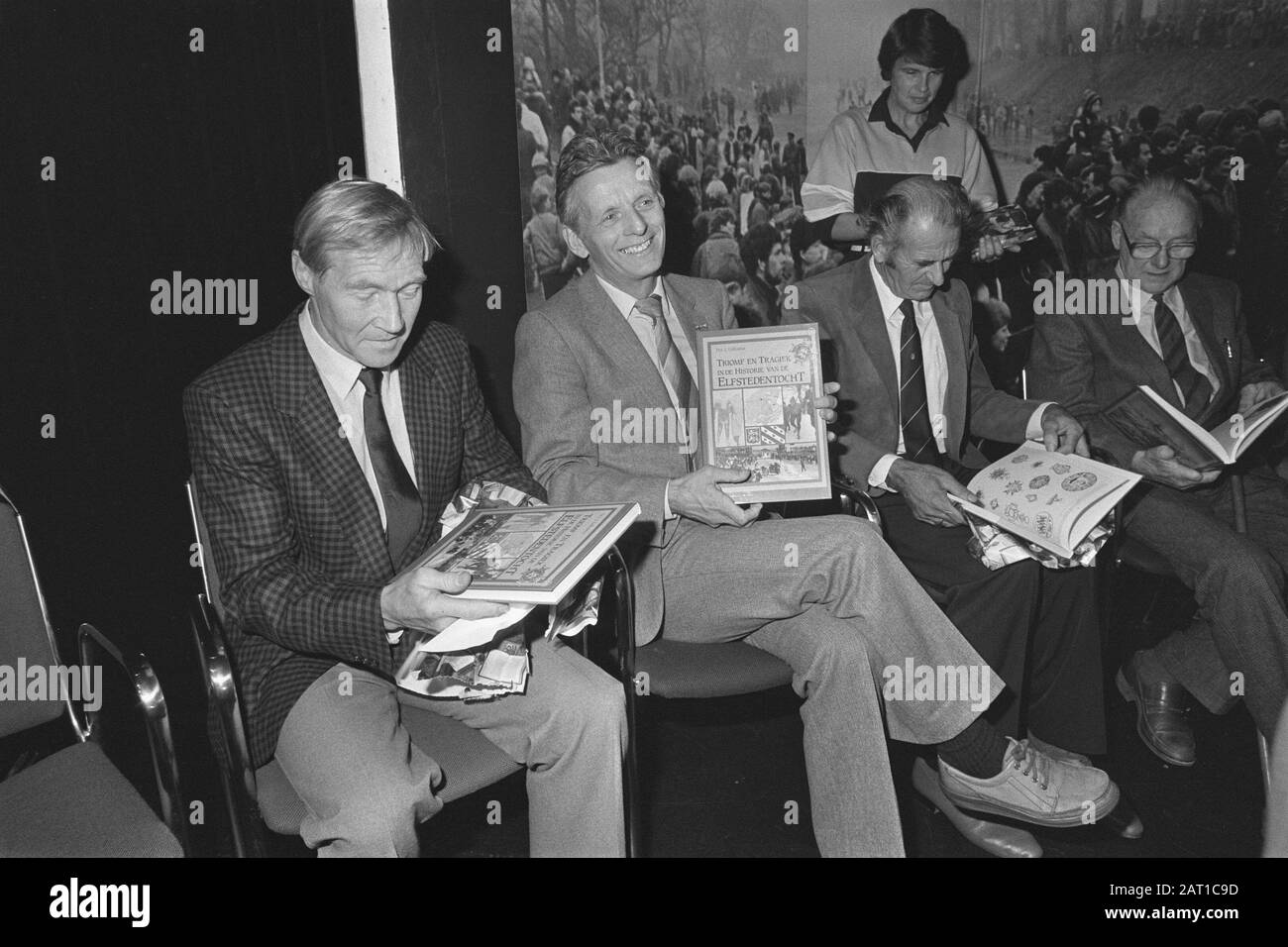 Elfstedentochtwiniers presente al libro di presentazione su Elfstedentocht in Franeker; di Reinier Peping, Jeen van den Berg, Jan van der Hoorn, Sjouke Westra, Durk van der Thumb, Piet Keijzer, Sipke Castelein Data: 4 novembre 1986 luogo: Franeker, Friesland Parole Chiave: Libri, ochelfdenten, nome d'istituto: Elfdenten, Berg, nome d'Elfdentesden, nome d'Elfdentesden van Elfdestren, Elfdestren, Berg Foto Stock