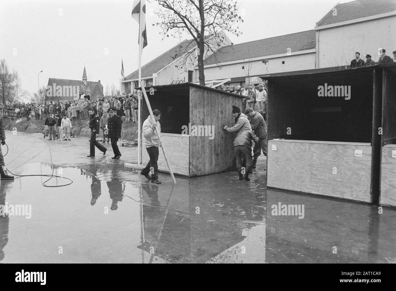 Elfstedentocht 1985, Harlingen, spostando le cabine di stampaggio perché troppa acqua è venuto sul ghiaccio a Harlingen Data: 21 Febbraio 1985 luogo: Friesland, Harlingen Parole Chiave: Ij, caselle di timbro Nome istituto: Elfstedentocht Foto Stock