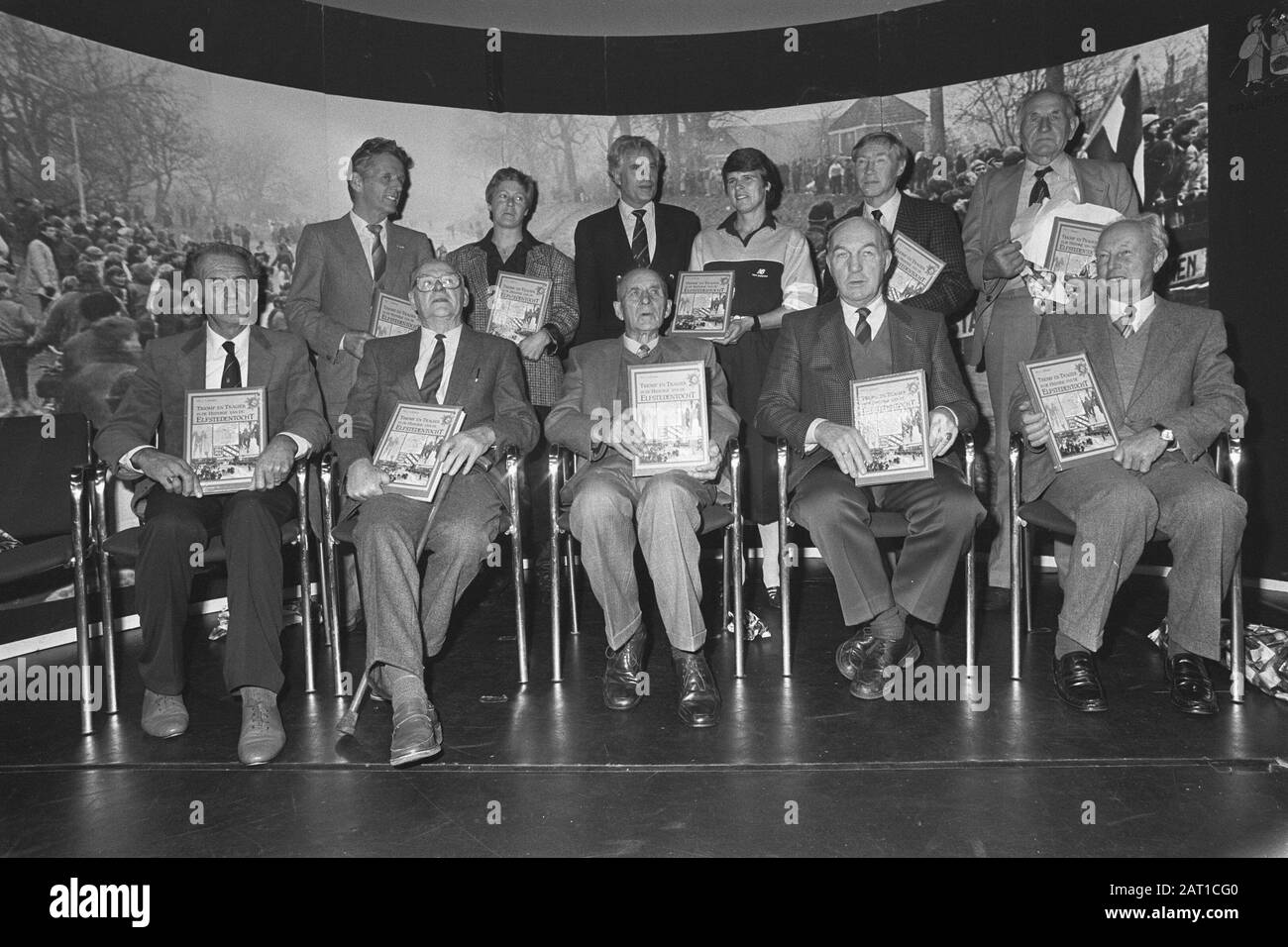 Elfstedentochtwiniers presente al libro di presentazione su Elfstedentocht in Franeker. In piedi da l.n.r.: Jeen van den Berg, Aje Cologne-Deelstra, Jan Sipkema, Lenie van der Hoorn-Langelaan, Reinier Pering, Abe de Vries. Seduta da sn.n.r. (Probabilmente): Jan van der Hoorn, Durk van der Thumb, Sjouke Westra, Piet Keijzer e Sipke Castelein. Libro: Johannes Lolkama: Trionfo e tragico nella storia dell'Elfstedentocht Data: 4 novembre 1986 luogo: Franeker Parole Chiave: Libri, presentazioni, pattinaggio Nome utente: Castelijn, Thumb V.D., Hear V.D., Keijzer Institution nome: Elfstedentocht Foto Stock