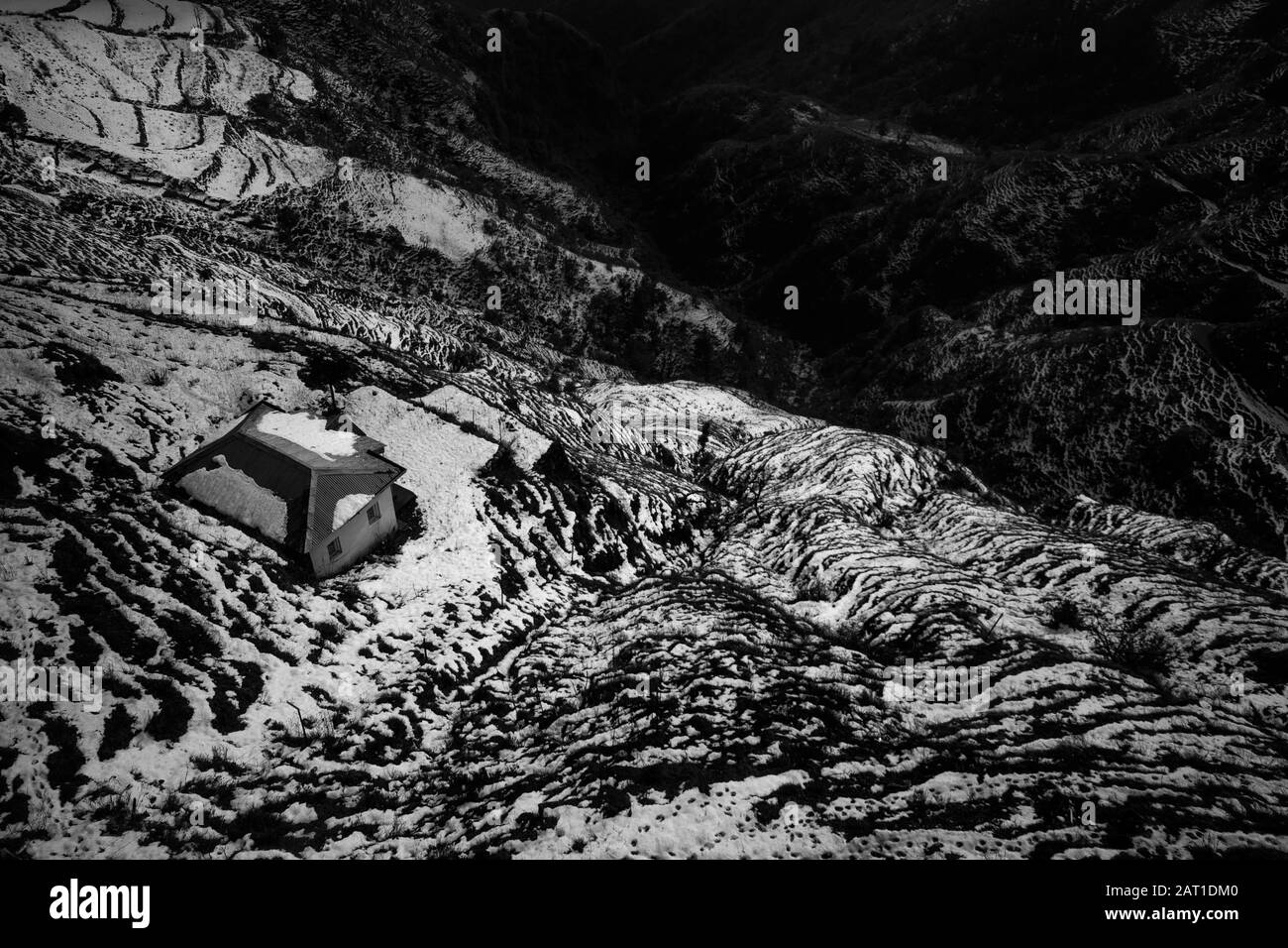 Una piccola casa carina nel mezzo del paesaggio invernale innevato Foto Stock