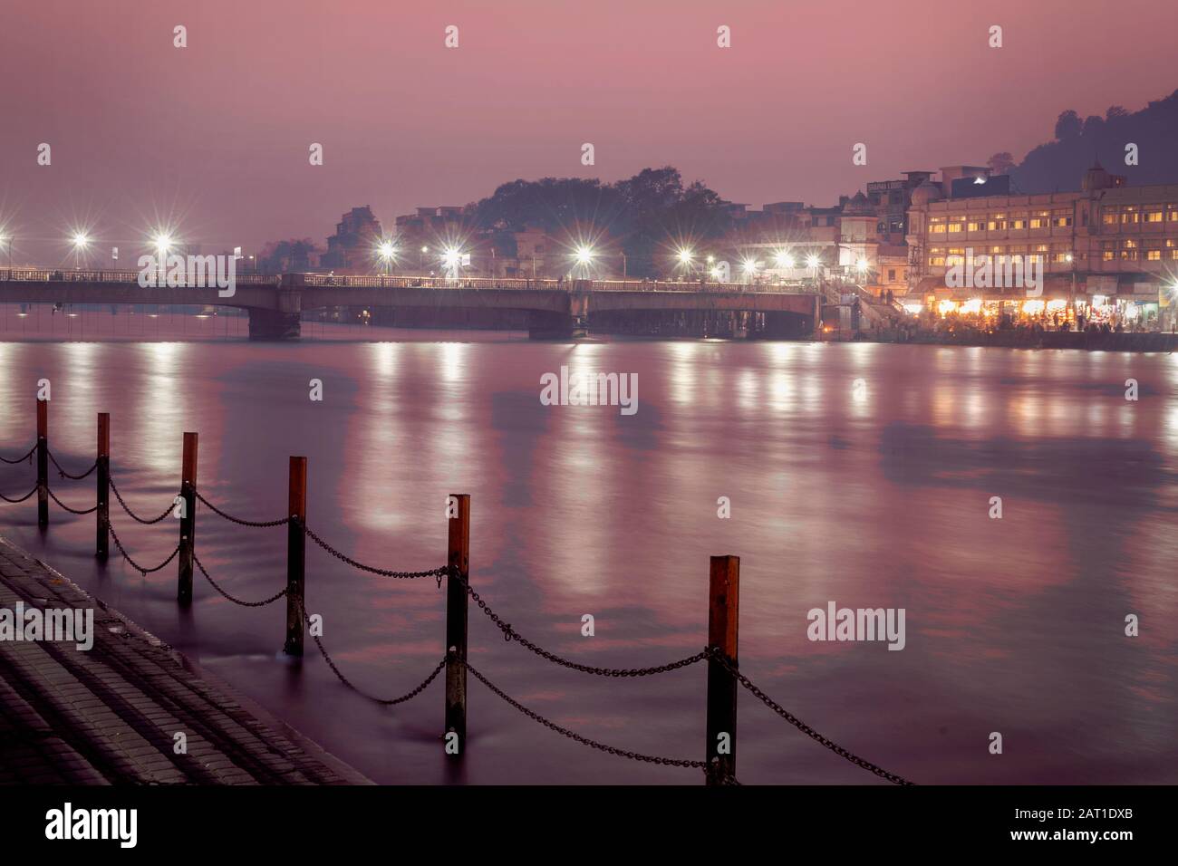 Scena notturna del fiume Ganga in Haridwar, India Foto Stock