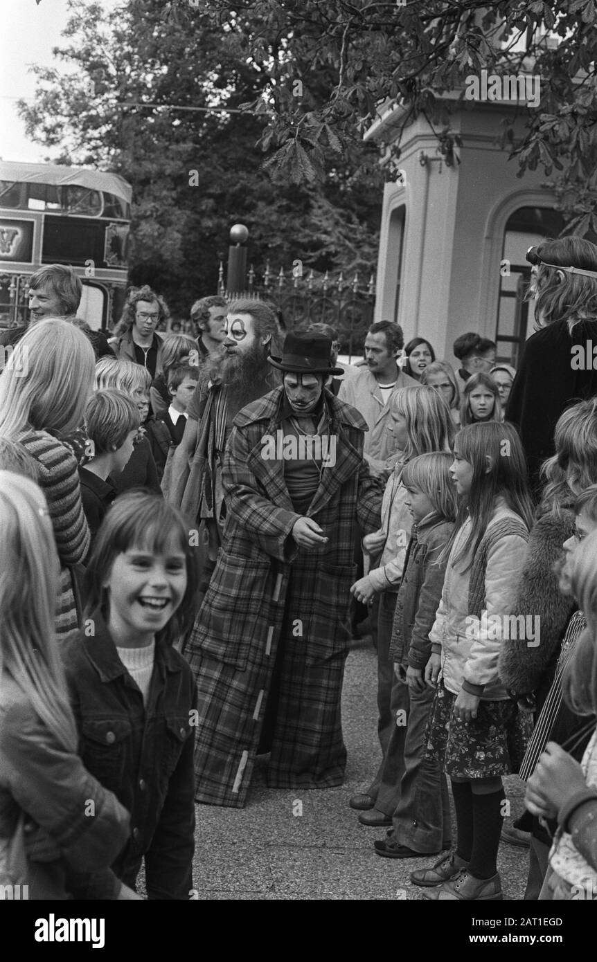 English Street Theatre Friends Road Show a Amsterdam (a.o. at Artis); performance English Street Theatre Data: 4 ottobre 1975 luogo: Amsterdam, Noord-Holland Parole Chiave: Spettacoli, teatri di strada Nome dell'istituto: Artis Foto Stock