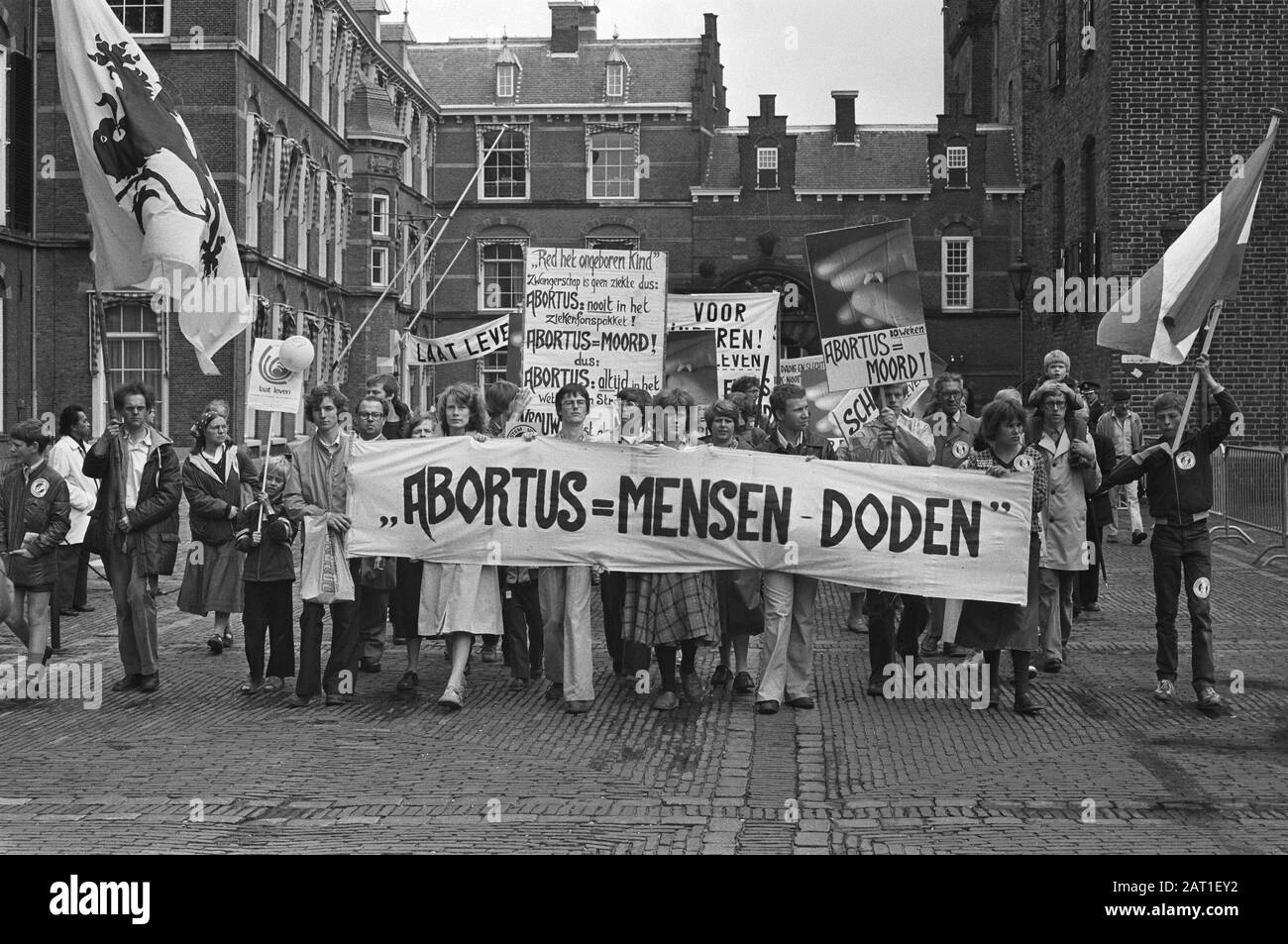 Dimostrazione contro l'aborto all'Aia nel quadro della Giornata Nazionale per il nascituro Alcuni manifestanti Data: 30 agosto 1980 luogo: L'Aia, Zuid-Holland Parole Chiave: Aborto, manifestanti, dimostrazioni Foto Stock