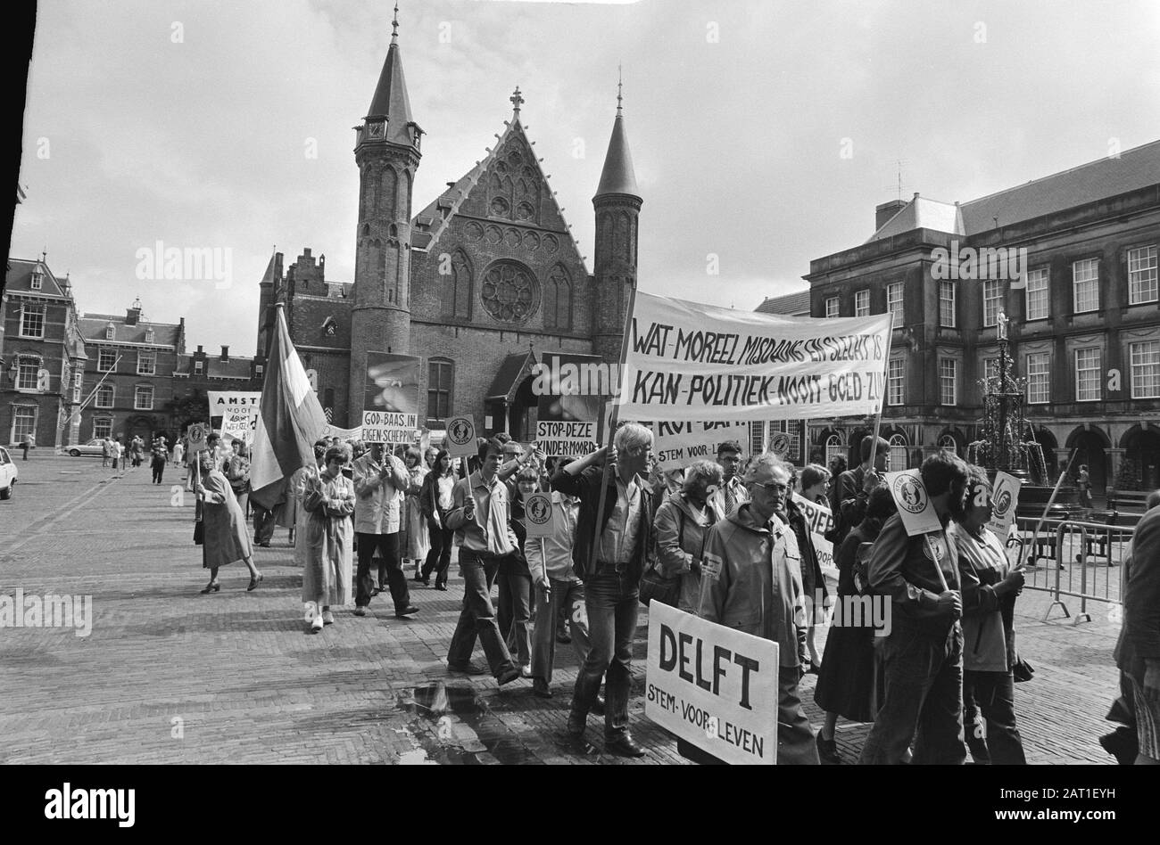 Dimostrazione contro l'aborto all'Aia nel quadro della Giornata Nazionale per il nascituro Alcuni manifestanti Data: 30 agosto 1980 luogo: L'Aia, Zuid-Holland Parole Chiave: Aborti, dimostranti, dimostrazioni Foto Stock