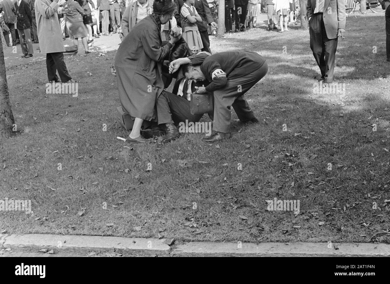 Protesta Amsterdam Provos durante Prinsjesdag 1966 a l'Aia Alcuni passanti aiutano un ferito Data: 20 settembre 1966 Località: L'Aia, Zuid-Holland Parole Chiave: Feriti, polizia, tumulti Impostazione nome: Provo Foto Stock