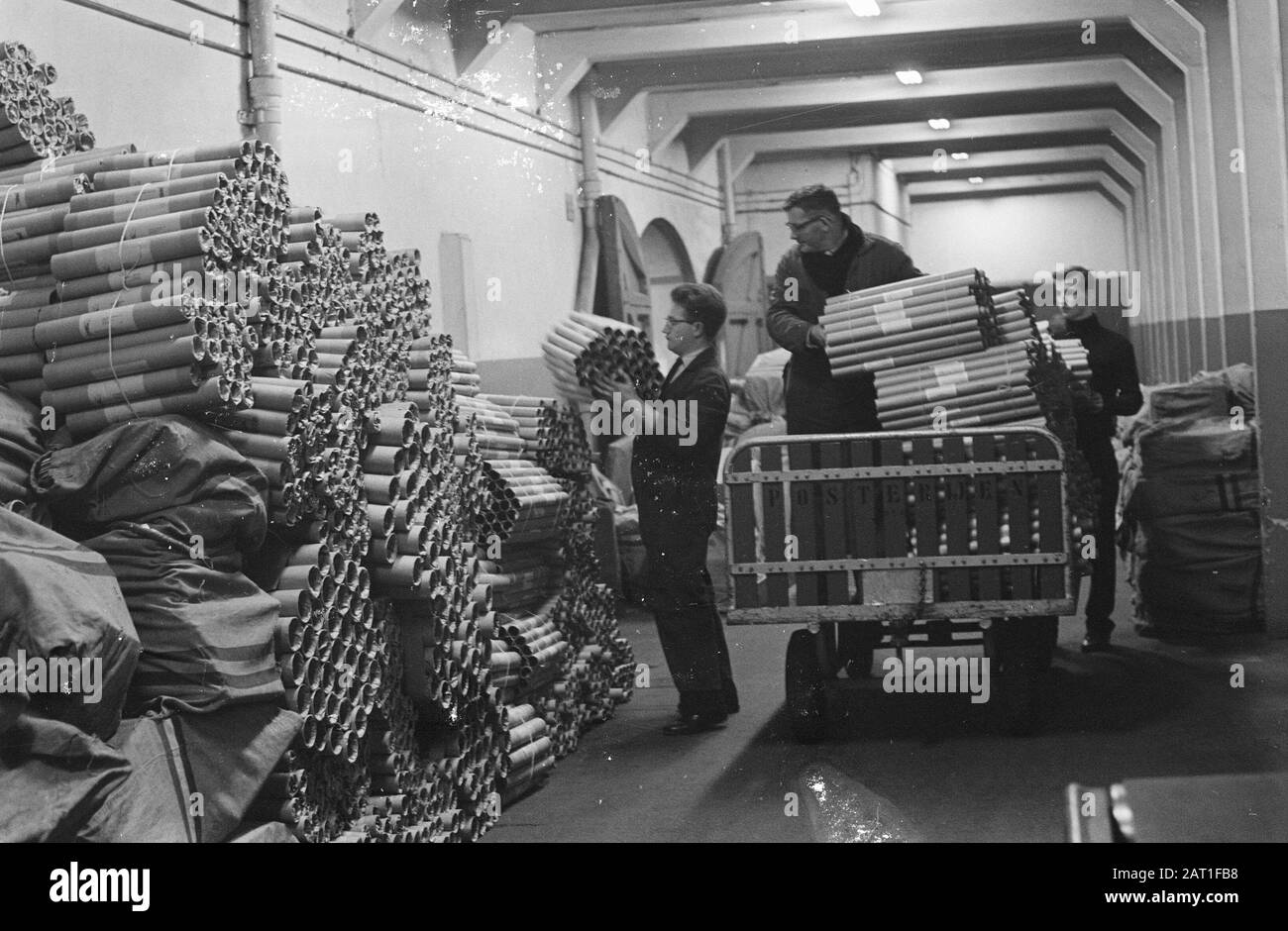 Enorme folla a post associati con post di Natale. Nel corridoio sono i calendari memorizzati Data: 21 dicembre 1961 Parole Chiave: Calenders, natale, posta Foto Stock