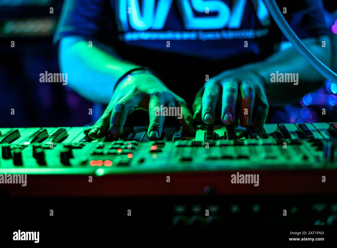 Mani maschili sui tasti del piano elettrico Foto Stock