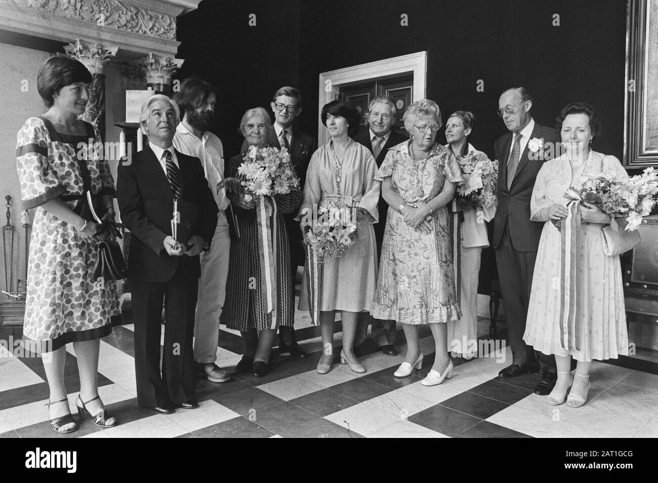 Premio Erasmus 1978: La Mariontistica Fratelli Napoli, teatro di burattini italiano; Ţăndărică, teatro di burattini rumeno, a quel tempo guidato da Margareta Niculescu; Yves Joly, burattinaio francese; Teatro Del Pane e dei burattini, teatro americano di burattini di Peter Schumann. Nella foto della L.n.r.: Principessa Margriet, Napoli, Peter e Margarata Schumann, Pieter van Vollenhoven ecc. 3 giugno 1978; Foto Stock