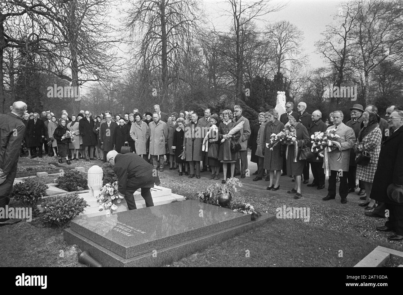 Tour silenzioso degli ex prigionieri dei campi di Ravensbrück e Buchenwald presso il Oostercsal di Amsterdam. Fiori sono disposti al monumento Buchenwald Data: 11 aprile 1970 luogo: Amsterdam, Noord-Holland Parole Chiave: Fiori, commemorazioni, monumenti Foto Stock