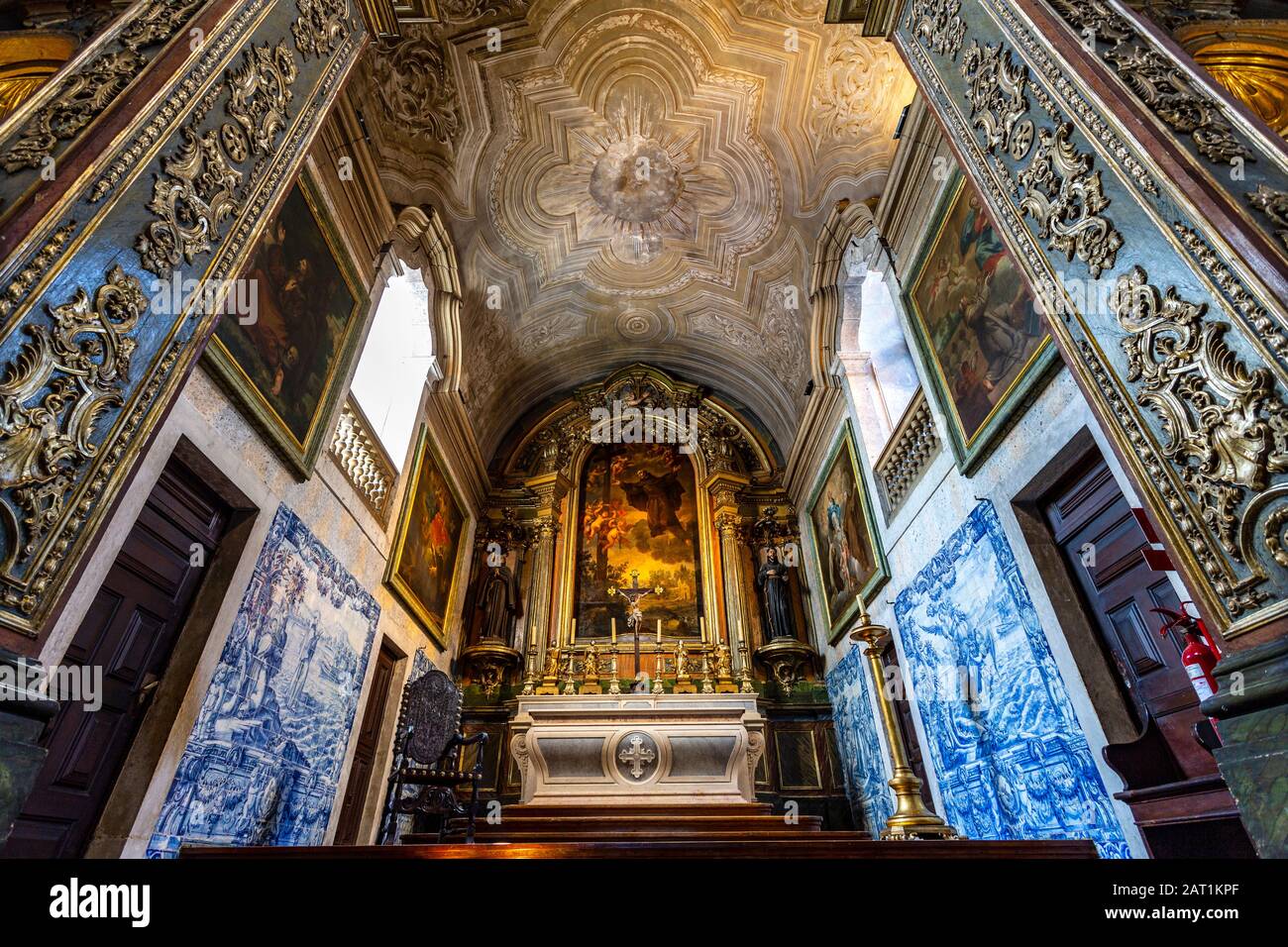 Vista del magnifico interno barocco della Chiesa di Sao Pedro de Alcantara, costruita nel 1681 in legno di colpa con iconografia francescana, a Lisb Foto Stock