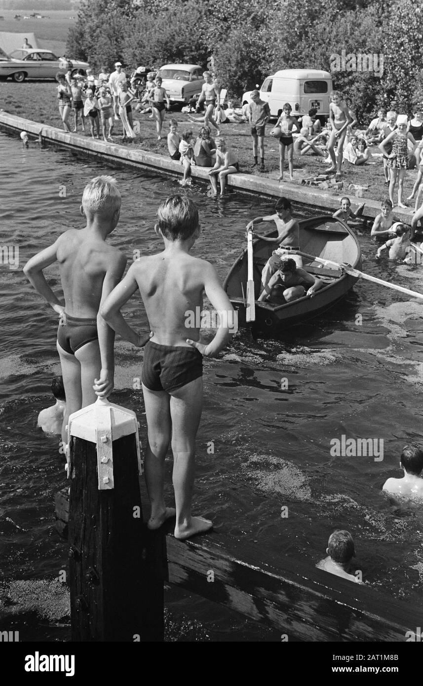 Tempo caldo persone in cerca di raffreddamento sull'acqua Data: 26 luglio 1964 Parole Chiave: Raffreddamenti Foto Stock