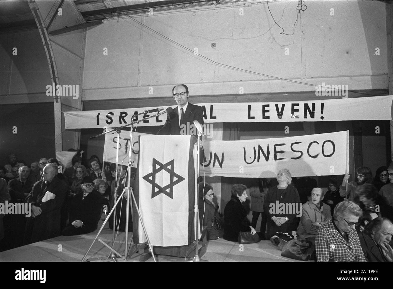 Solidarietà europea con Israele in RAI ad Amsterdam; discorso di Aantjes (leader del gruppo AR) Data: 1 dicembre 1974 Località: Amsterdam, Israele Parole Chiave: Solidarietà, discorsi Nome dell'istituzione: Rai Foto Stock