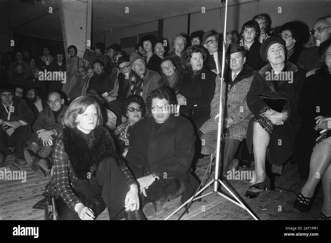 Solidarietà europea con Israele in RAI ad Amsterdam; ed van Thijn (PvdA) durante l'evento Data: 1 dicembre 1974 luogo: Amsterdam, Israele Parole Chiave: Eventi, solidarietà Nome personale: Thijn, ed van Foto Stock