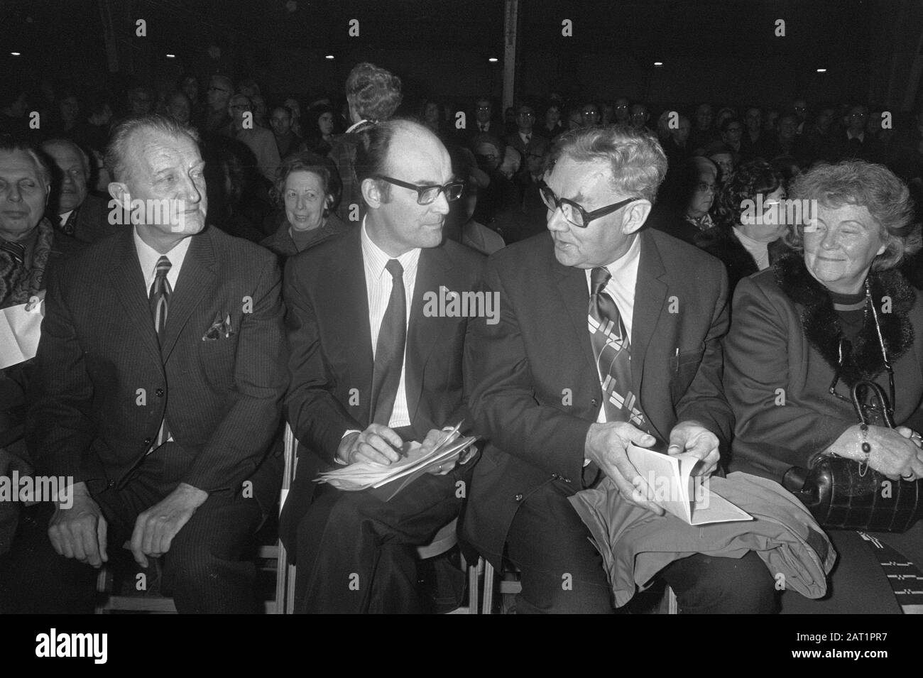 Solidarietà europea con Israele alla RAI di Amsterdam; nr. 10 Willem Aantjes (AR) - MID - Greet Thomassen (r) Data: 1 dicembre 1974 Località: Amsterdam, Noord-Holland Parole Chiave: Solidarietà Nome personale: Aantjes, Willem, Thomassen, Wim Nome istituzione: AR Foto Stock