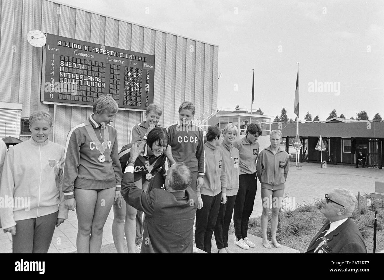Campionati europei di nuoto, 4 x 100 metri donne freestyle sul palco Data: 27 Agosto 1966 Parole Chiave: Stadi, campionati di nuoto Foto Stock