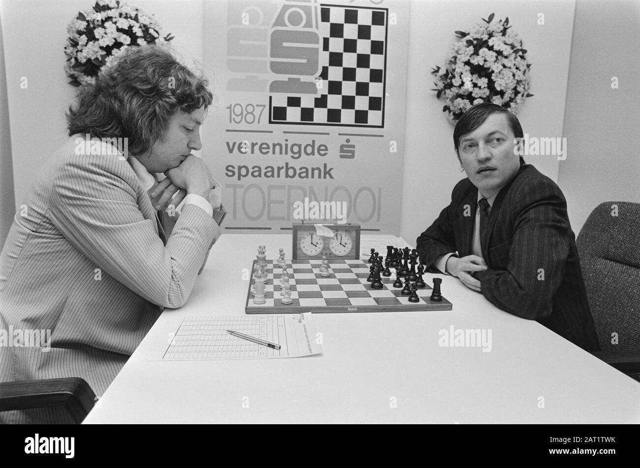 Euwe Schaakvierkamp ad Amsterdam, 2nd round; Timman (l) contro Karpov Data: 8 Maggio 1987 Località: Amsterdam, Noord-Holland Parole Chiave: Scacchi Nome personale: Karpov, Anatoli Foto Stock