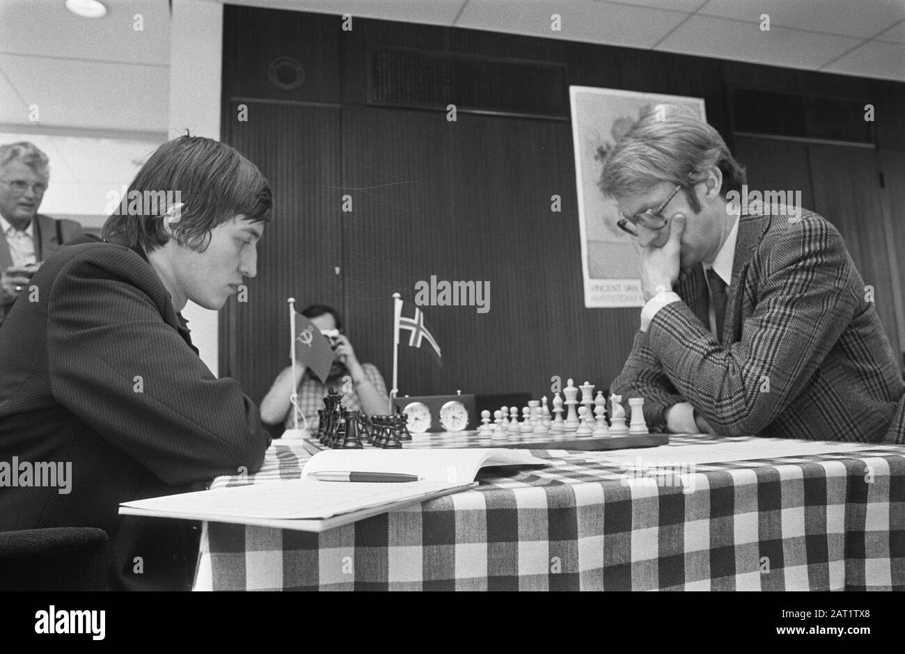 Euwe, scacchi a quattro campi ad Amsterdam, Karpov (a sinistra) contro Olafsson (a destra) Data: 15 maggio 1976 Località: Amsterdam, Noord-Holland Parole Chiave: Scacchi Nome personale: Karpov, Anatoli, Olafsson, Fridrik Foto Stock