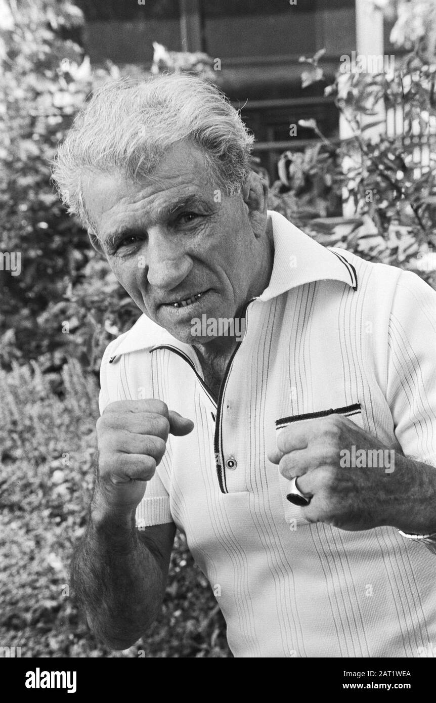 BEP van Klaveren in occasione del film televisivo Dutch Windmill van de Vara ex-boxer Bep van Klaveren Data: 14 settembre 1982 Parole Chiave: Boxer, film, ritratti Nome personale: Club, Bep van Foto Stock