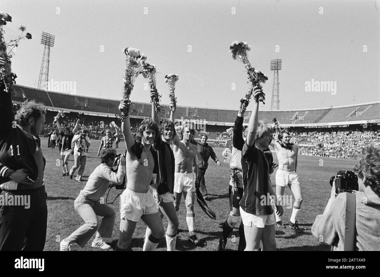 Excelsior contro Ajax 2-2, ultima partita di campionato, campione di Aj; fiorire Ajax giocatori dopo il completamento Data: 11 maggio 1980 Parole Chiave: Sport, calcio Nome dell'istituto: Excelsior Foto Stock