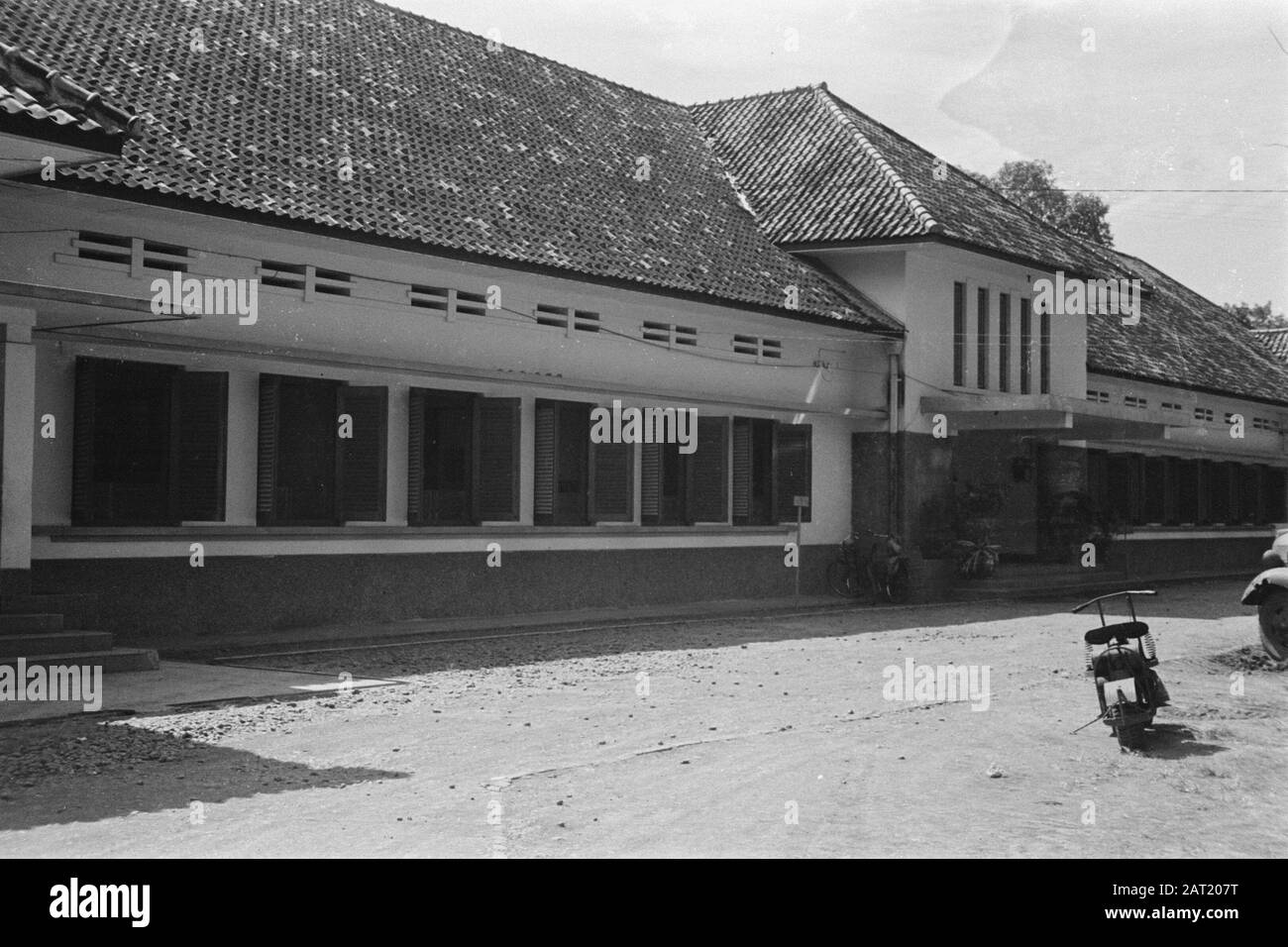 Artiglieria Esterno Dell'Edificio Data: Marzo 1947 Ubicazione: Indonesia, Medan, Indie Orientali Olandesi, Sumatra Foto Stock