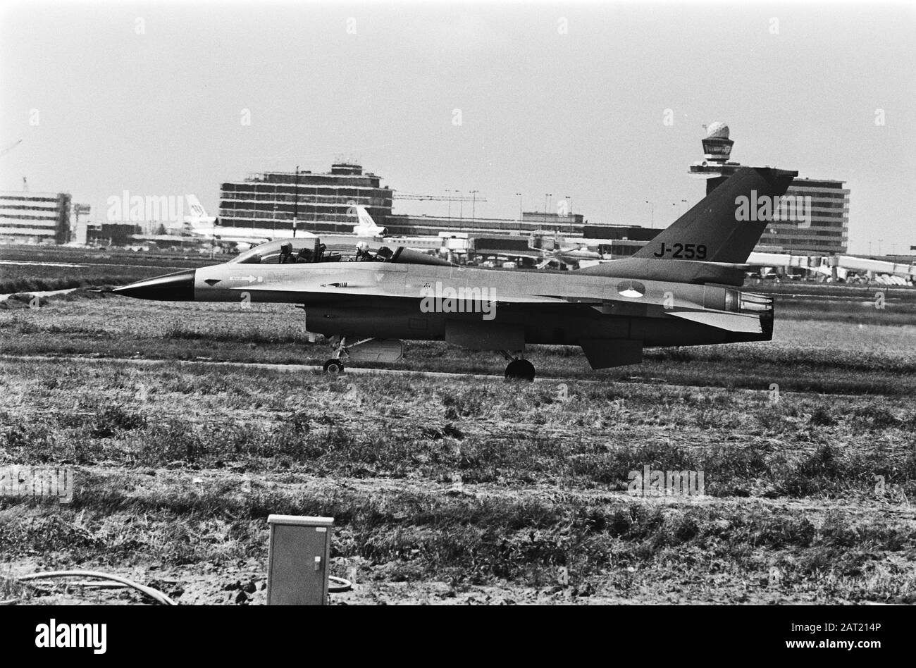 Transfer First F 16 to the Royal Army F 16 to the Ground Date: 6 June 1979 Location: Noord-Holland, Schiphol Parole Chiave: Aerei da combattimento, aeroporti Foto Stock
