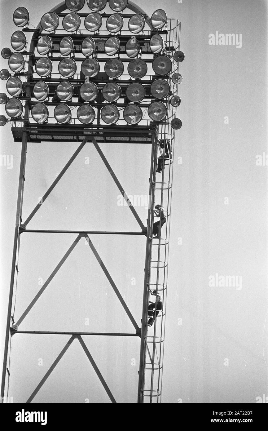 FC Amsterdam contro Ajax 1-2, giovani che arrampicano in palo chiaro Data: 20 agosto 1972 Località: Amsterdam, Noord-Holland Parole Chiave: Lightmast Nome dell'istituzione: AJAX Foto Stock