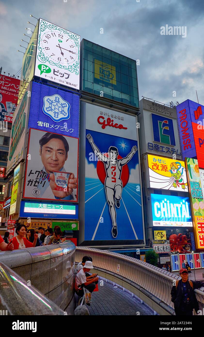 Osaka, GIAPPONE - 14 OTTOBRE 2019: Le affissioni luminose e appariscenti lungo il canale Dotonbori con il simbolo della città, l'uomo Che Corre Glico a Nigh Foto Stock