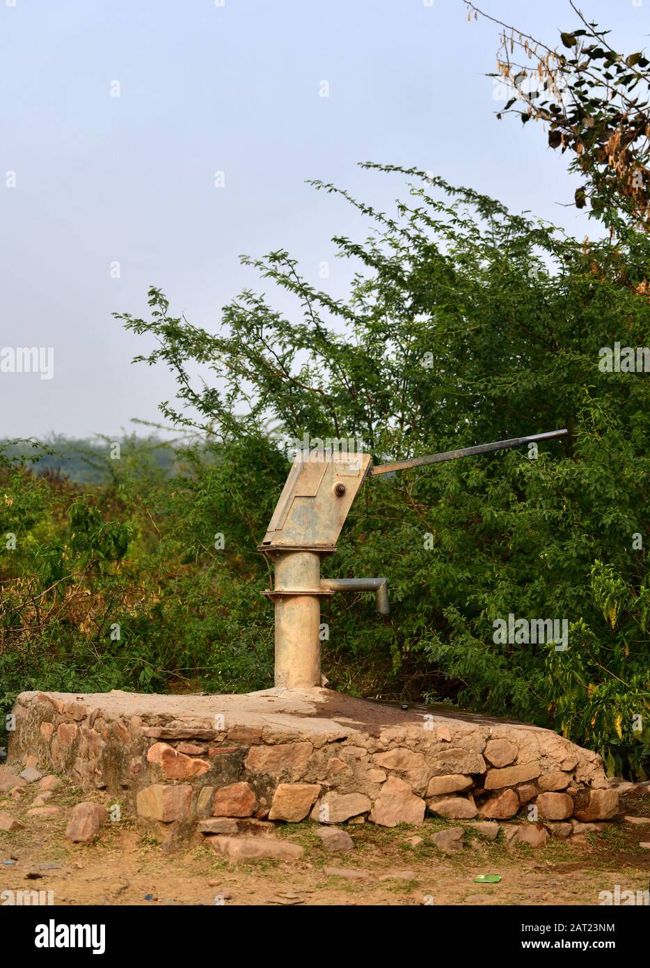 Pompa a mano di acqua in Sawai Madhopur, India Foto Stock
