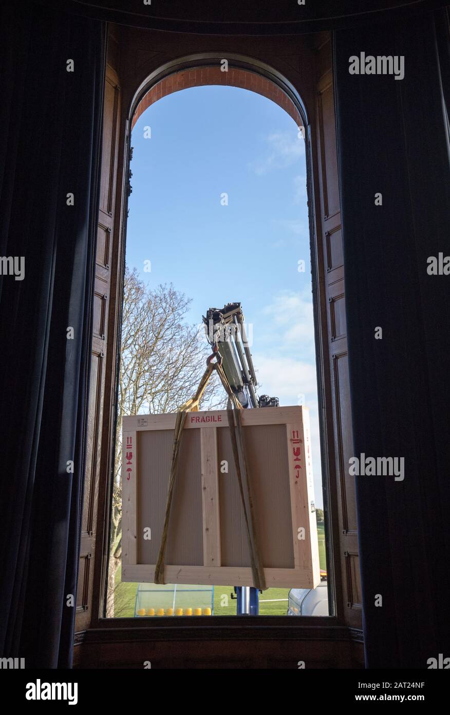Le casse sono manovrate attraverso una finestra aperta mentre gli operai imballano i quadri via dalla stanza di Mountbatten, dopo la chiusura del museo reale di Marines, in Eastney, Portsmouth. Foto Stock