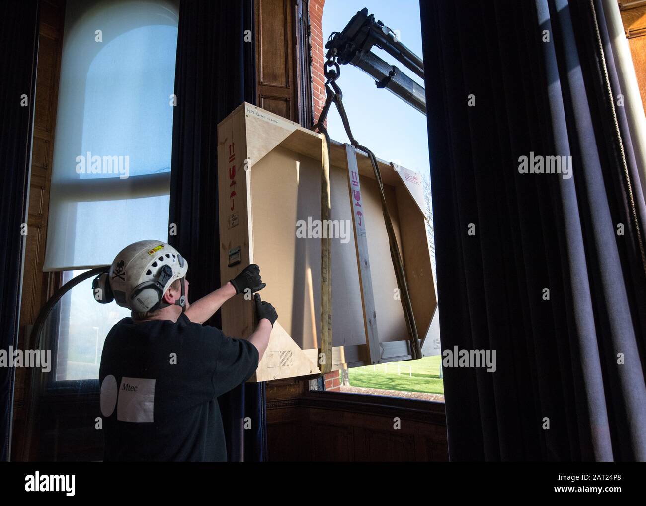 Le casse sono manovrate attraverso una finestra aperta mentre gli operai imballano i quadri via dalla stanza di Mountbatten, dopo la chiusura del museo reale di Marines, in Eastney, Portsmouth. Foto Stock