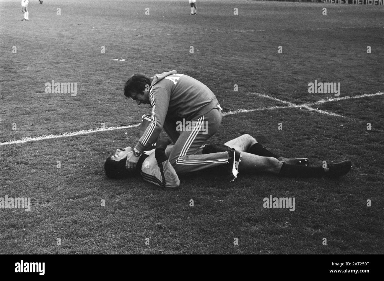 Feijenoord versus Excelsior 4-2; portiere ferito Eddy van der Roer Data: 2 maggio 1976 Parole Chiave: Portiere, sport, calcio Nome istituto: Excelsior, Feyenoord Foto Stock