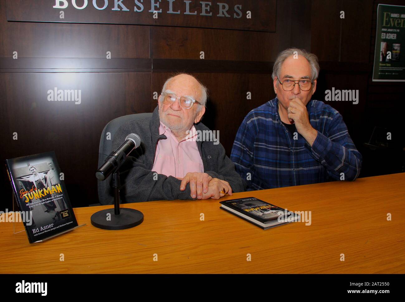 27 gennaio 2020, Hollywood, California, USA: I16084CHW.ed Asner Book Signing And Q & A For His Autobiography 'on Of A Junkman' Con Celebrity Moderator BJ Korros.Barnes & Noble at The Grove, Los Angeles, California, USA .01/27/2020 .ed ASNER E SAMUEL WARREN JOSEPH CELEBRANO IL LANCIO DELLA SUA NUOVA AUTOBIOGRAFIA "IL "RE DI un JUNKMAN" .Â©Clinton H.Wallace/Photomundo International/ Photos Inc (Credit Image: © Clinton Wallace/Globe Photos via ZUMA Wire) Foto Stock