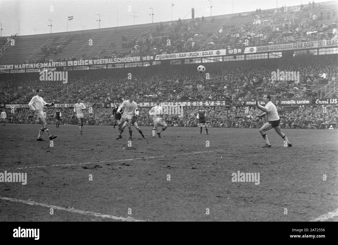 Feijenoord contro Go Ahead 4-0 portiere sostituto Medel si è fermato troppo lontano dal suo obiettivo di invertire il colpo di Geels 3-0 Data: 30 marzo 1969 Parole Chiave: Sport, calcio Istituto Nome: Feyenoord Foto Stock