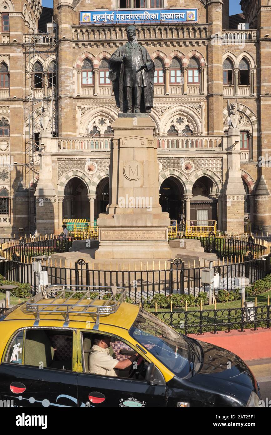 Vista parziale di BMC (Bombay Municipal Corporation) Bldg., Mumbai, India, con una statua di ex politico Sir Pherozeshah Mehta, un Parsi, di fronte Foto Stock